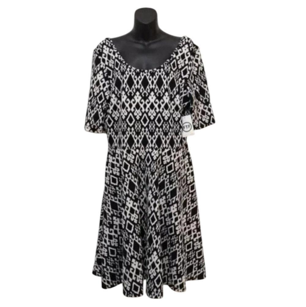 Fashion To Figure Dress Womens Black White Half Sleeve Stretch Flare Size 2 NWT